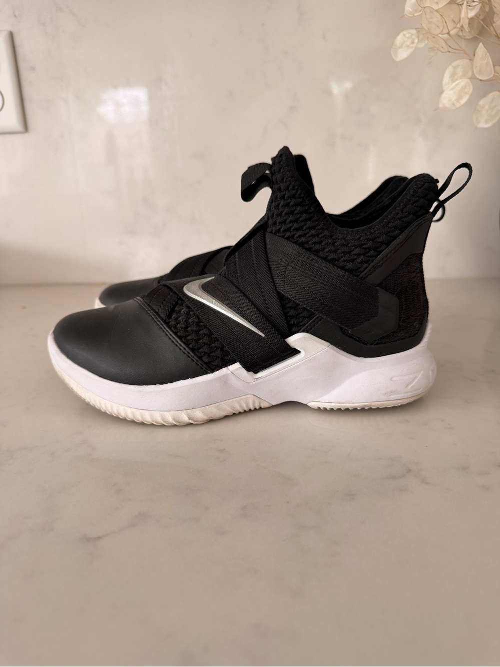 N Nike LeBron Soldier XII Black White Basketball Shoes — Men’s Size 5